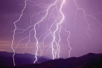 Đang câu cá, ba thanh niên bị sét đánh