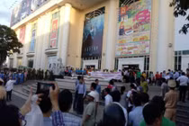 Hàng trăm nhân viên Big C tụ tập phản đối chủ tòa nhà