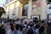 Hàng trăm nhân viên Big C tụ tập phản đối chủ tòa nhà