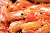 Ăn vỏ tôm lợi hay hại?