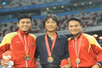 Thầy trò Miura nhận 100 triệu tiền thưởng SEA Games muộn mằn