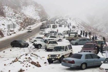 Kinh ngạc tuyết bất ngờ rơi ở vùng sa mạc Ả-rập