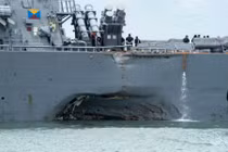 Phát hiện một số thi thể trong vụ va chạm tàu chiến Mỹ