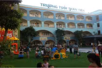 Cô giáo mầm non đâm ghim giấy vào chân trẻ