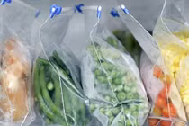 Cho thực phẩm vào túi ni lông rồi nhét tủ lạnh - coi chừng mất mạng! 