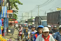 Dòng người đi tảo mộ, về quê nghỉ Tết, cửa ngõ Sài Gòn kẹt cứng