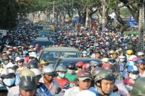 Xác chết trên kênh Tàu Hủ gây kẹt xe nghiêm trọng