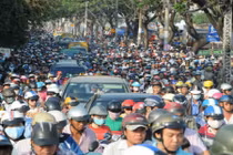 Xác chết trên kênh Tàu Hủ gây kẹt xe nghiêm trọng