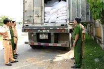 Bắt xe container chở phụ gia Trung Quốc không giấy tờ