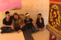 Mẹ thiếu tá cảnh sát giao thông khóc ngất bên di hài con