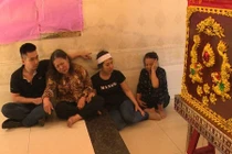 Mẹ thiếu tá cảnh sát giao thông khóc ngất bên di hài con