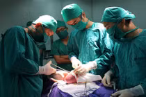 Bóc tách khối u xơ tử cung khổng lồ nặng gần 3 kg