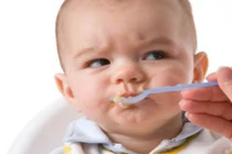 Một em bé tím tái, suýt chết vì bị ép ăn cháo