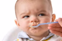 Một em bé tím tái, suýt chết vì bị ép ăn cháo