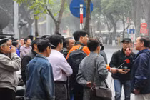 Gần trăm phóng viên ngóng thông tin từ toà nhà 8B Lê Trực