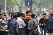 Gần trăm phóng viên ngóng thông tin từ toà nhà 8B Lê Trực