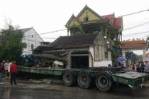 Container đâm sập nhà ven đường, tài xế tử vong trong cabin