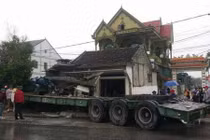 Container đâm sập nhà ven đường, tài xế tử vong trong cabin