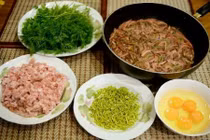 Món ăn từ rươi, nhìn thì ghê nhưng ăn là mê