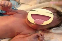 Em bé chào đời tay cầm món quà đặc biệt tặng cha mẹ