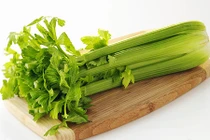 Mẹo ổn định huyết áp, hạ mỡ máu, bảo vệ gan bằng cần tây