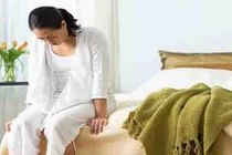 Vợ chết lặng bởi chồng cặp kè tình nhân ngay trước mắt con gái