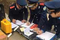 Nghi vấn nhiều xe quá tải dán lô gô bảo kê trên địa bàn Hà Nội?