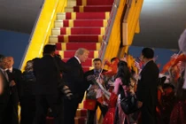 Bé trai 11 tuổi vui sướng nhận hoa từ Tổng thống Mỹ 