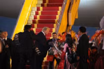 Bé trai 11 tuổi vui sướng nhận hoa từ Tổng thống Mỹ 