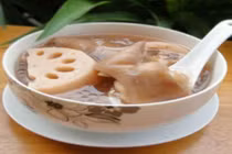 Canh xương hầm củ sen với lạc cho mẹ ít sữa