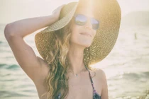 Mẹo hay bảo vệ mái tóc chắc khỏe trong suốt mùa hè