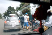 Trung tá CSGT bị xe tông bất tỉnh giữa cao tốc