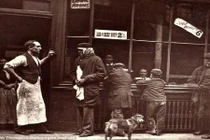 Xót xa kiếp nghèo mưu sinh ở London 100 năm trước