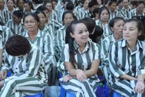 Nụ cười rạng rỡ của nữ phạm nhân ngày đặc xá