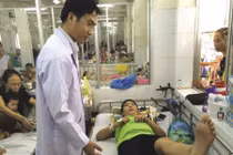 Ca mổ xuyên đêm cứu em bé ung thư dập tủy, tụ máu