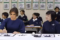 Cận nhan sắc 2 bóng hồng tháp tùng Tổng thống Trump đến Châu Á 