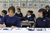 Cận nhan sắc 2 bóng hồng tháp tùng Tổng thống Trump đến Châu Á 