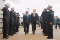 Đại sứ Việt Nam thăm tàu sân bay USS George HW Bush