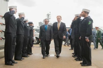 Đại sứ Việt Nam thăm tàu sân bay USS George HW Bush