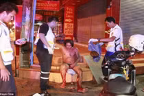 Tăm tia bạn vợ, chồng bị cắt ''của quý'' giữa phố