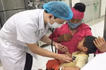 Bé trai xuất huyết tiêu hóa vì uống nước trong chai nhặt ngoài đường, 