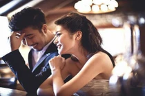 Hành động chứng tỏ bạn đang vô thức “tán tỉnh” chàng ấy