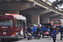 Ảnh: "Náo động" cảnh dừng xe bắt khách trước...bến Nước Ngầm