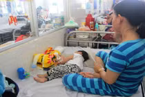 Sốt xuất huyết chưa hạ nhiệt, bệnh chân tay miệng vào mùa 