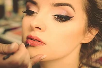 Cách làm kẻ mắt eyeliner từ sáp ong, dầu dừa và than hoạt tính