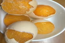 Trứng gà giả đốt khét lẹt ở Hà Nội gây xôn xao