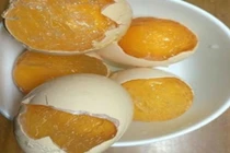 Trứng gà giả đốt khét lẹt ở Hà Nội gây xôn xao