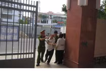 Đặt camera quay chồng mây mưa: Đổ tội cho con riêng... dụ dỗ