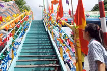 Cây cầu chong chóng rực rỡ sắc màu giữa lòng Hà Nội