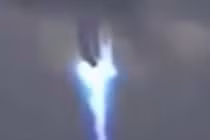 Phát hiện UFO đi “đường tắt vũ trụ” xuống Trái đất?